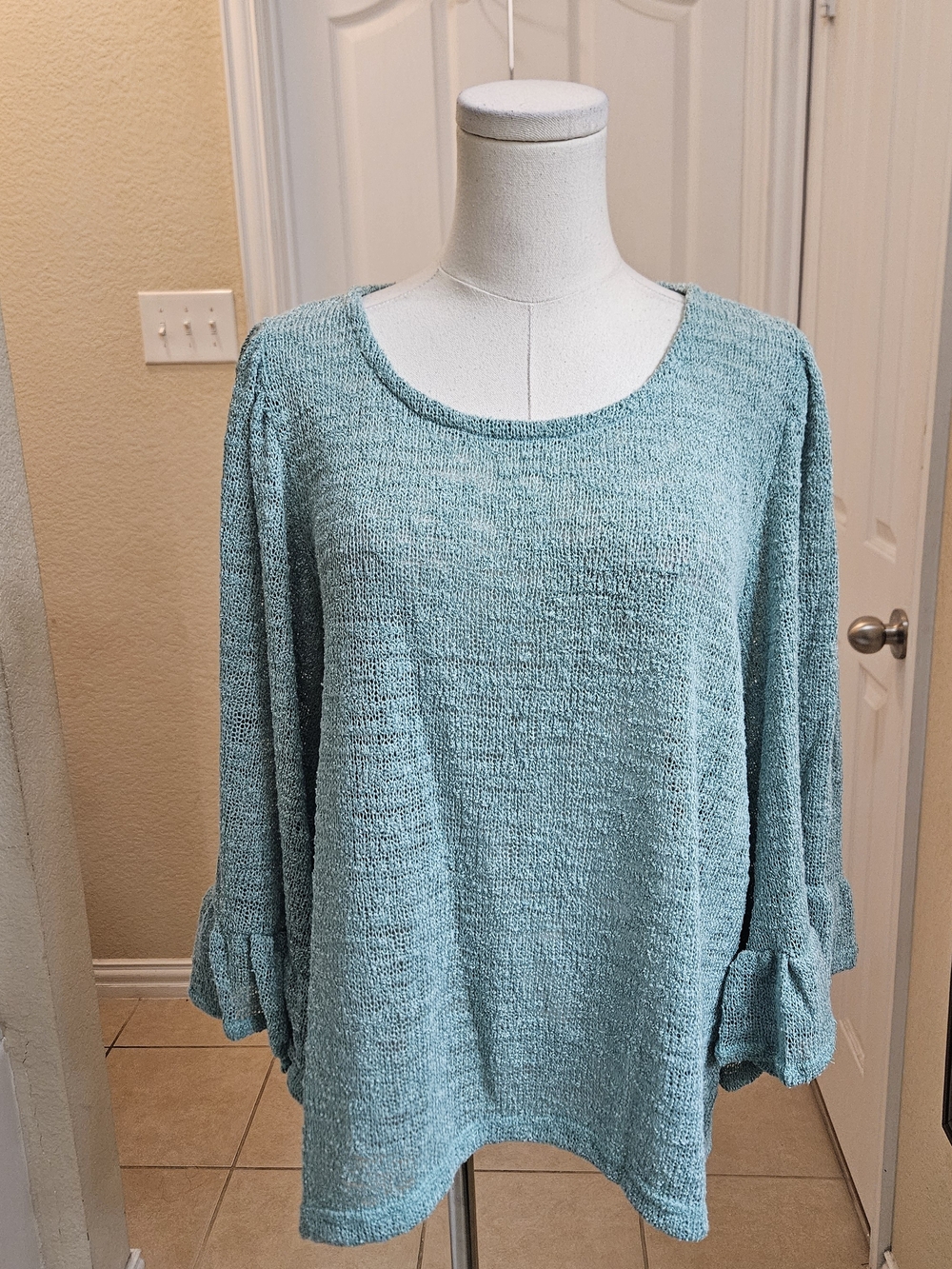 Nally & Millie Lightweight Knit Ruffle Sleeve Top – Size Small NWT - Picture 3 of 13
